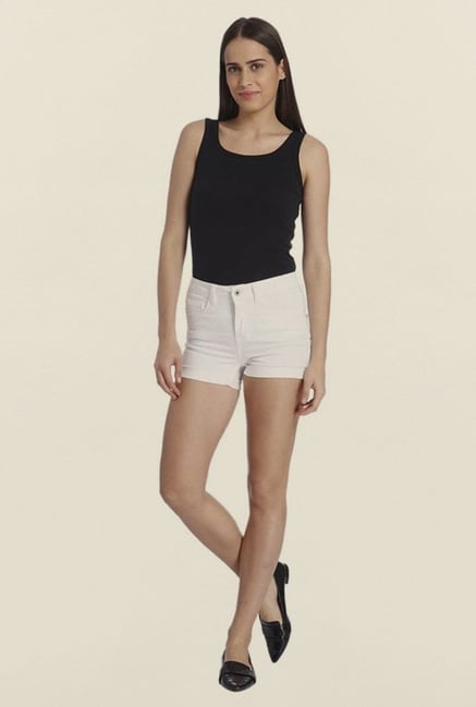 Vero Moda White Solid Shorts Vero Moda White Solid Shorts