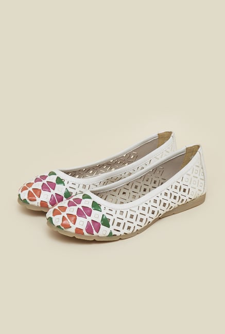 La Briza White Flat Ballerinas La Briza White Flat Ballerinas