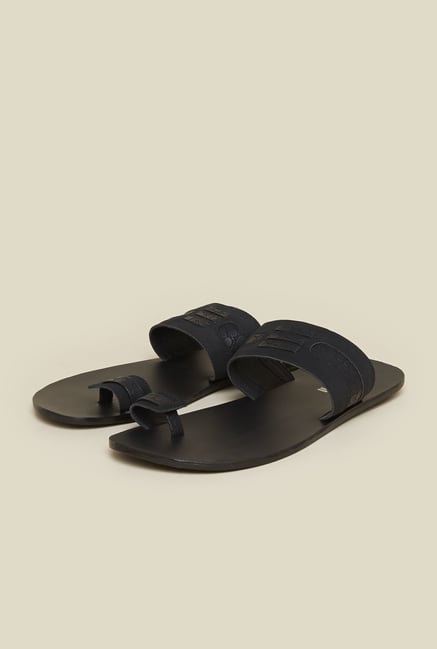 Mochi Black Toe Ring Sandals Mochi Black Toe Ring Sandals