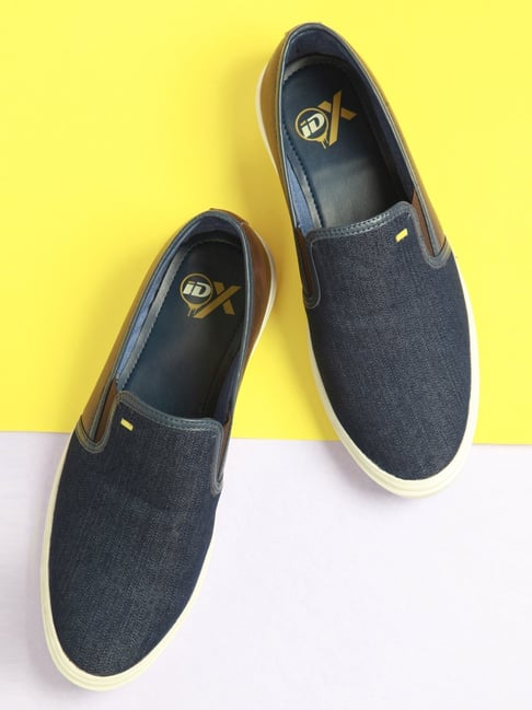 Mens slip store on plimsolls