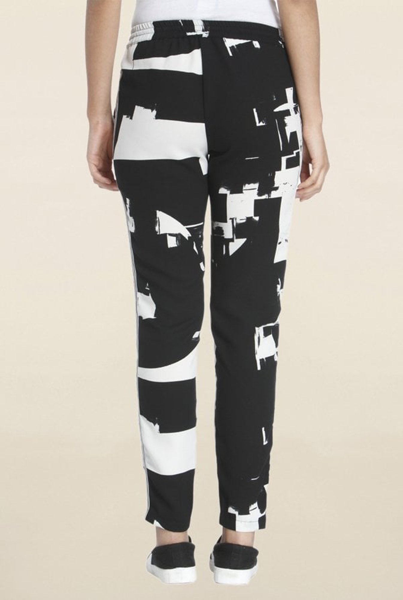 Buy Women Black Printed Pants online  VeroModa