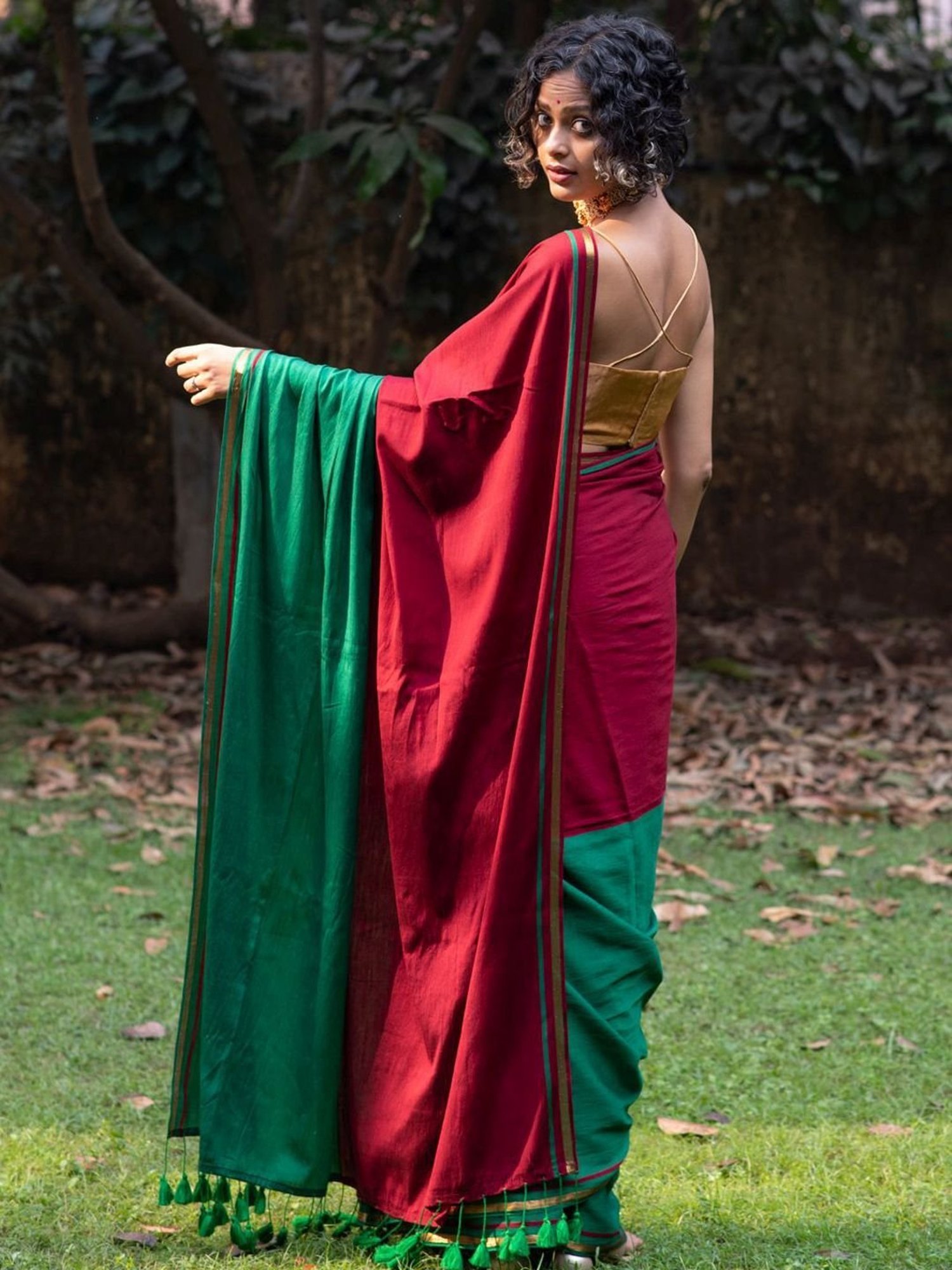 Buy Suta Maroon Green Cotton Acrylic Solid Saree without Blouse online