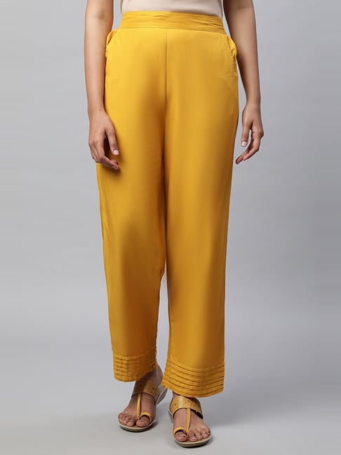 Stylish Curves  Currently obsessed with these yellow floral plus size palazzo  pants Perfect for summer Get them here  httpsstylishcurvescomhowiwearfloralprintedplussizepalazzopants   Facebook