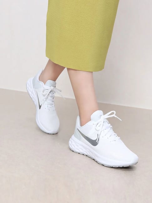 ladies white nike shoes