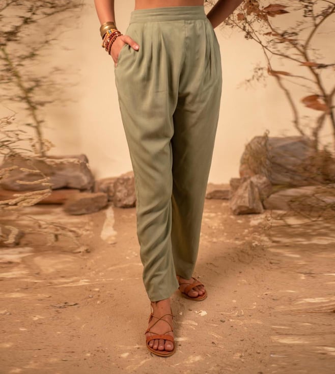 15 Olive Green Pant Outfit Ideas For Women Comfy  Stylish  Olive pants  Olive green pants outfit Olive green pants