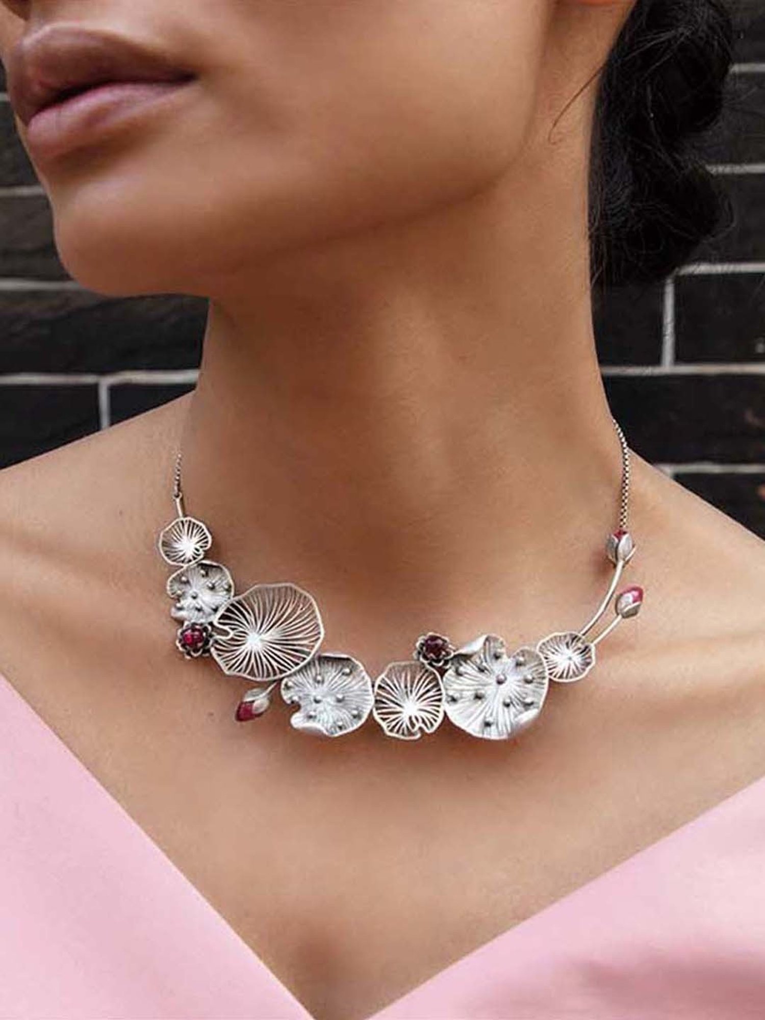 STRONG LOTUS SILVER NECKLACE Ours STRONG LOTUS SILVER NECKLACE