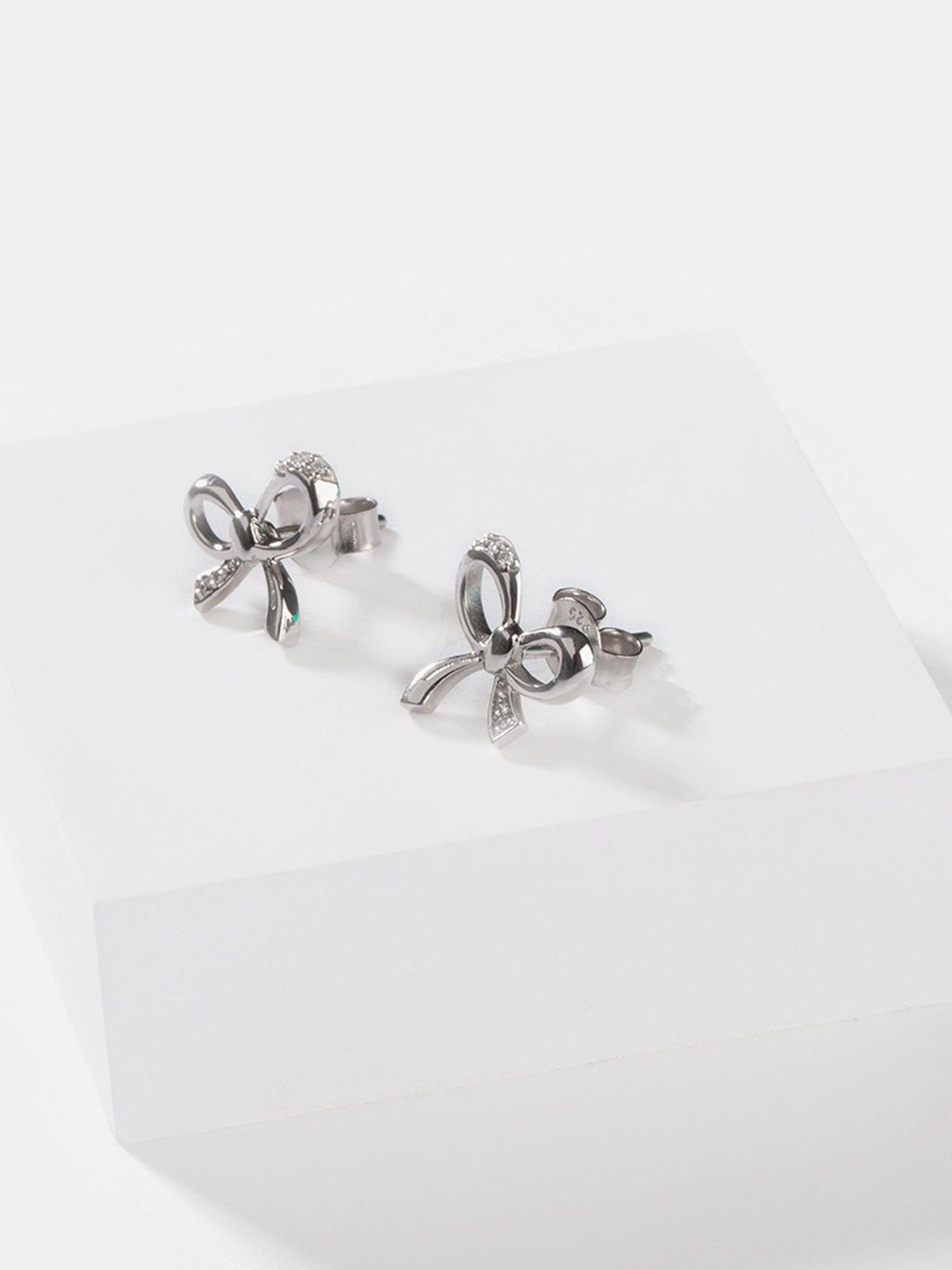 Tiffany Bow Ribbon Earrings ($7,500) ❤ liked on Polyvore featuring jewelry,  earrings, bow jewe… | Tiffany and co earrings, Rose gold jewelry, Tiffany  and co jewelry