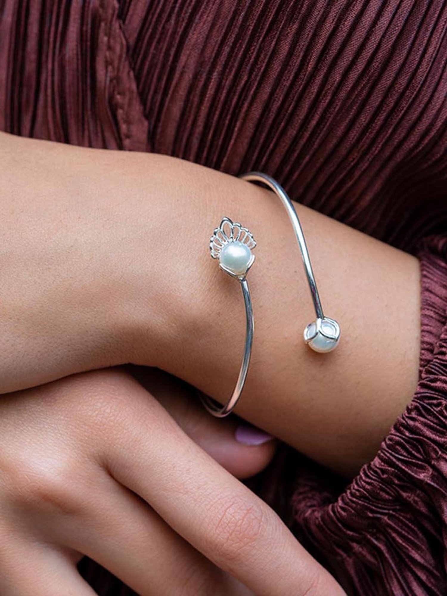 Buy SHAYA BY CARATLANE Nagmori Inspired Hinge Bracelet | Shoppers Stop