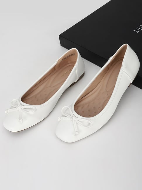 Van Heusen Women's White Flat Ballets