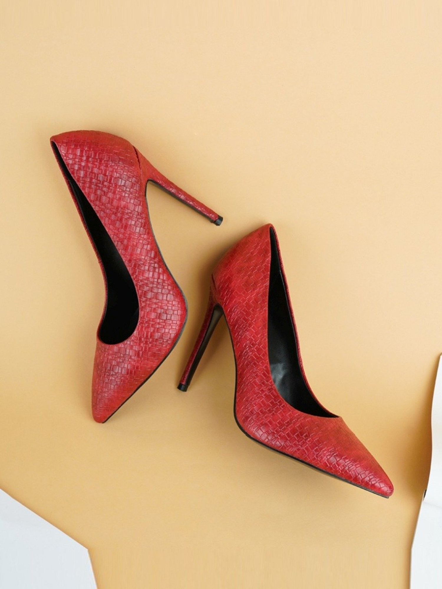 Red stiletto heels hi-res stock photography and images - Alamy