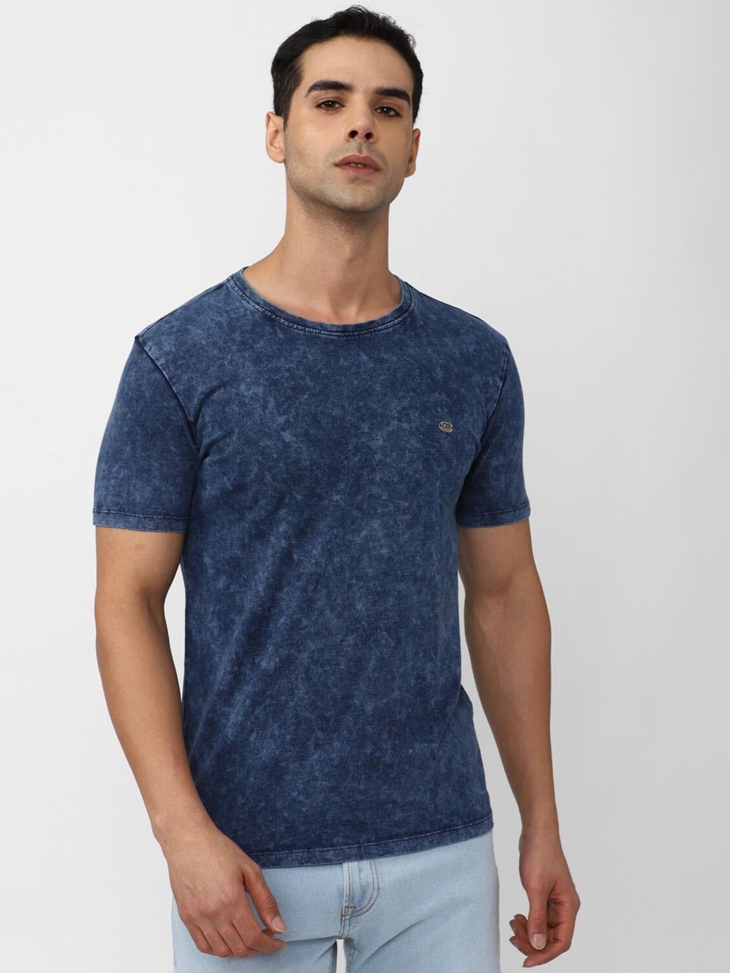 Which color t-shirt can I wear with blue jeans? - Quora