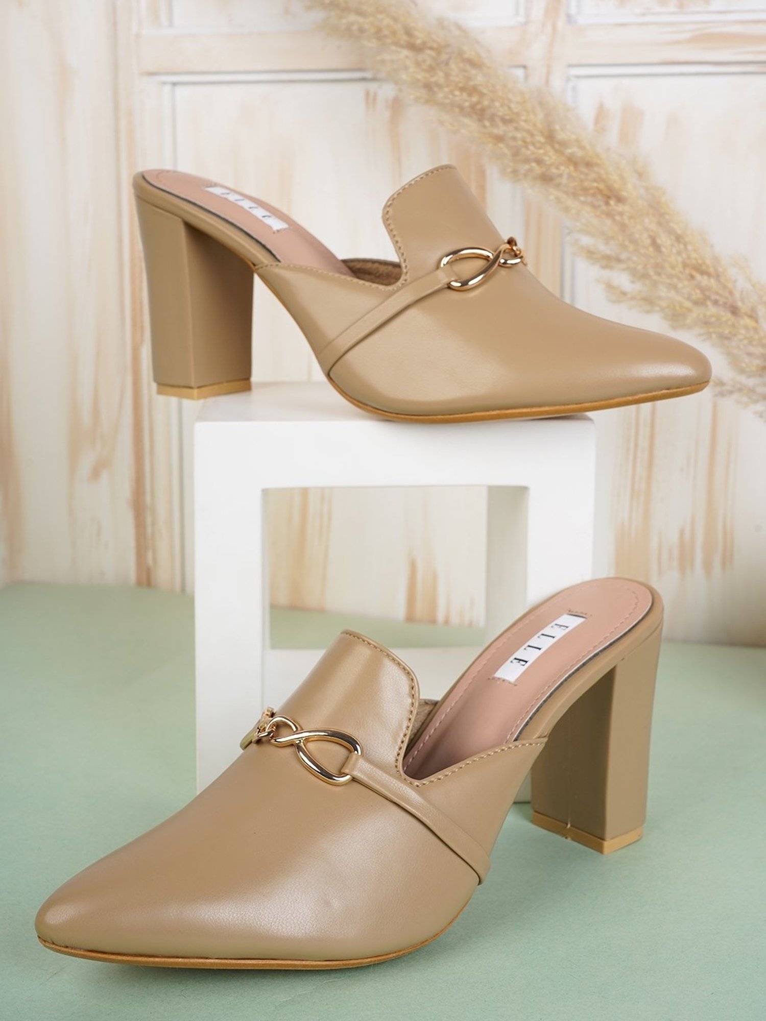 新品　未使用　Bit Square-Toe Mules サイズ37 beige Buy Metro Women's Beige Mule Shoes for Women at Best Price