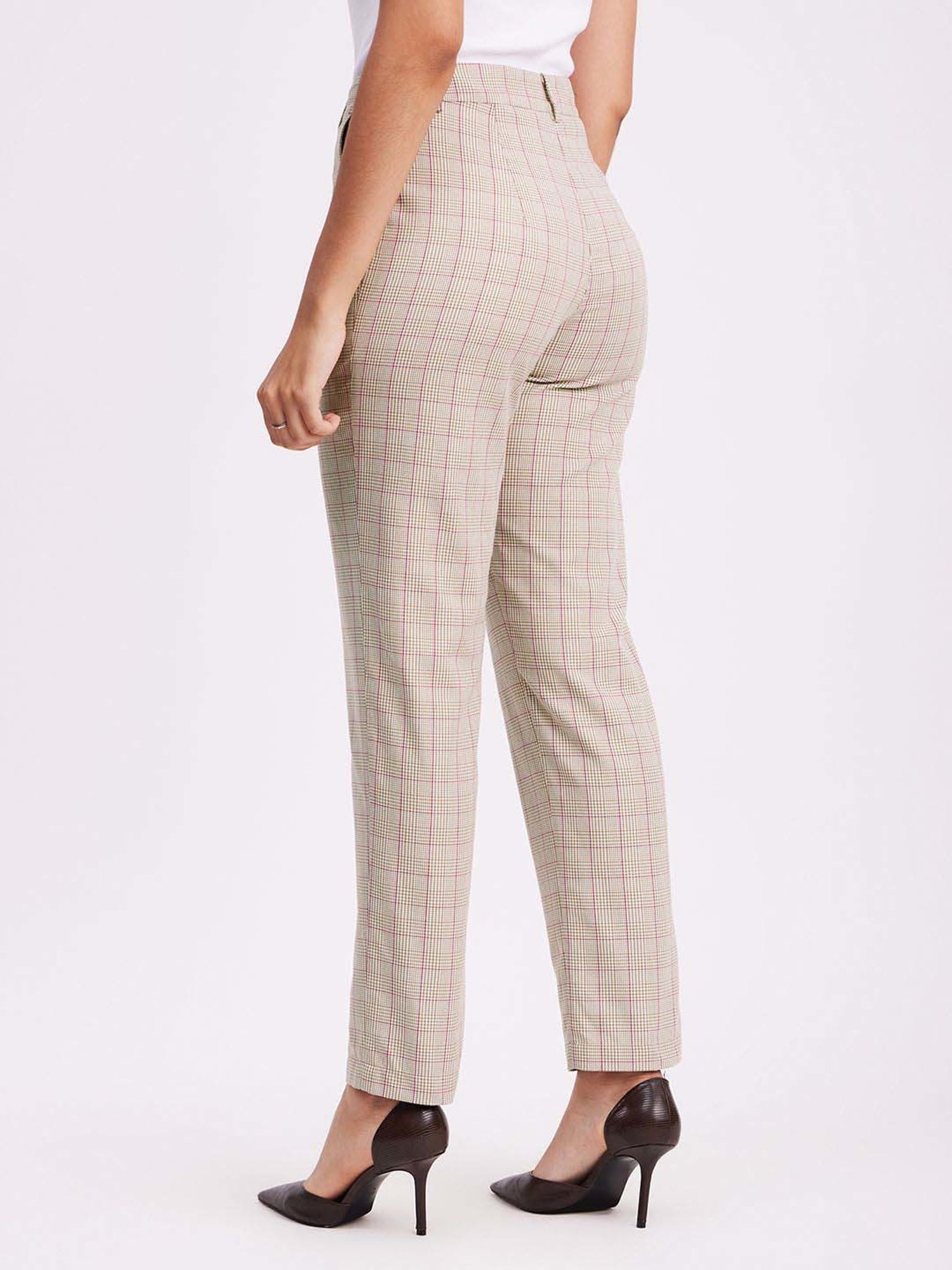Checkered Pants Outfits: Best Looks To Try 2023