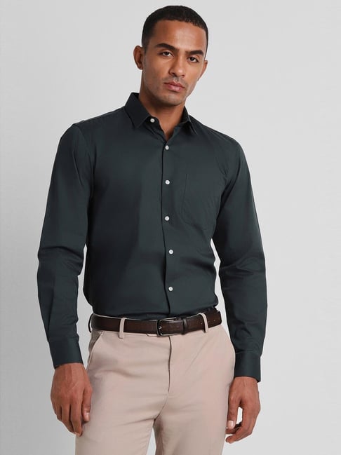 What if a parrot green shirt is worn under a black suit? Is it a good  match? - Quora