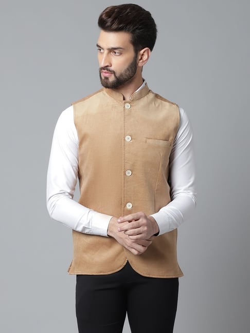 Buy online Cream Solid Quilted Jacket from Jackets for Men by Red Chief for  ₹2599 at 57% off | 2024 Limeroad.com