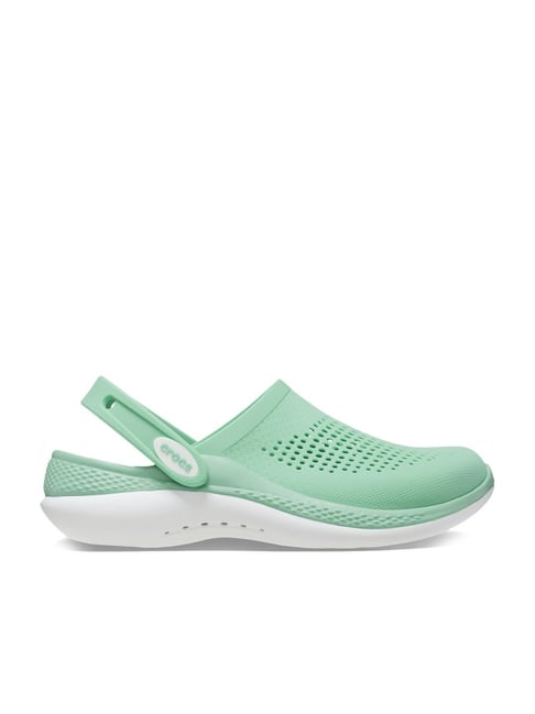 crocs tatacliq