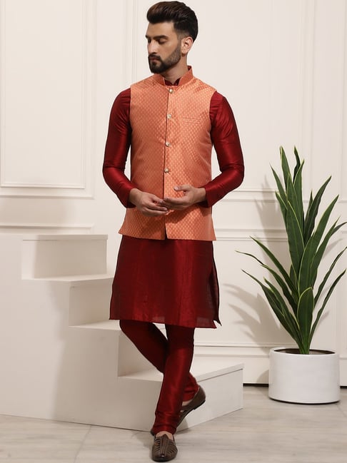 Men's Silk Blend White Kurta With Pyjama & Maroon Nehru Jacket, Silk Kurta  Set, सिल्क कुर्ता पजामा, रेशम का कुर्ता पजामा - Banjara, Prayagraj | ID:  2849568438533