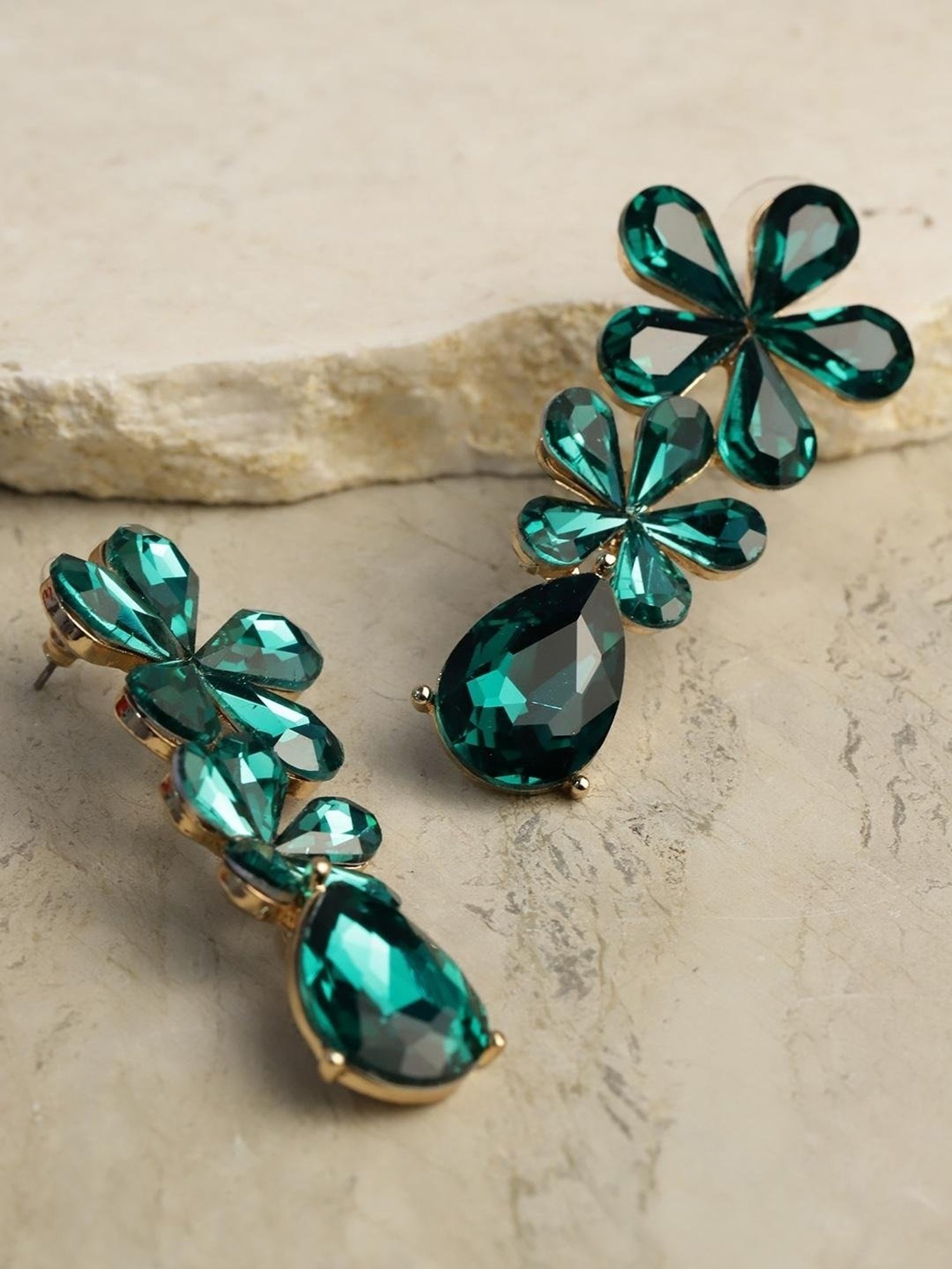 Amazon.com: Allereyae Vintage Emerald Crystal Stud Earrings Green Emerald  Earrings Teardrop Green Gem Stud Earrings Gold Minimal Oval Stud Earrings  Jewelry for Women and Girls (Teardrop) : Clothing, Shoes & Jewelry