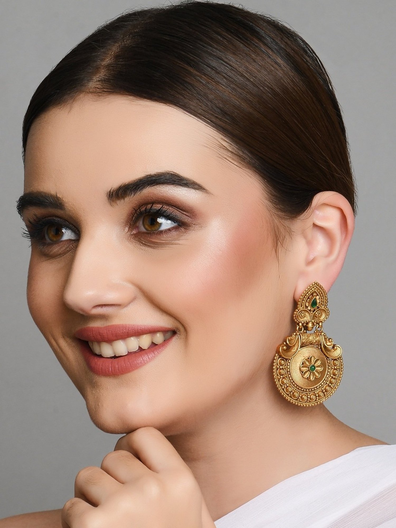 Gold earrings for sales round face