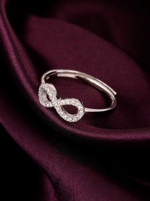 Minimal silver ring design offering elegance and comfort.