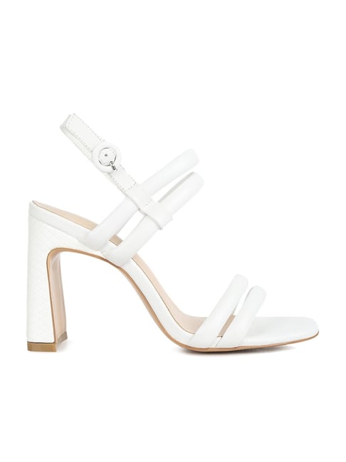 10 Best White Sandals for Women to Lighten Up Your Summer Travels