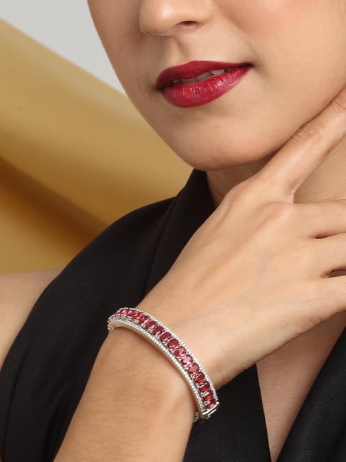 Meghan Markle is celebrity chic with high-tech bracelet to 'relieve stress'  - Celebrity Tidbit