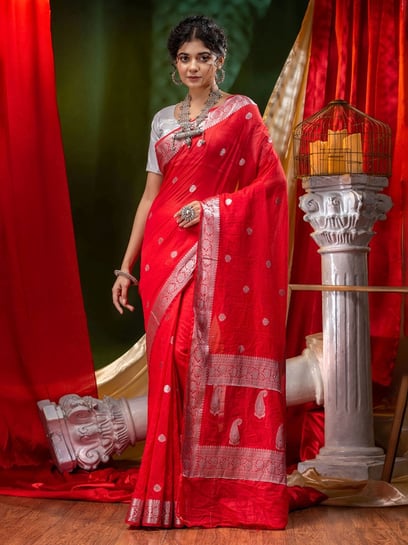 30 Real Brides Who Donned Red Bridal Saree For Their Wedding Day! | Bridal  saree, Saree trends, Red saree wedding