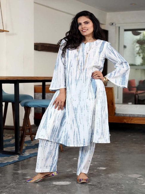 Blue Cotton Discharge Print V Necked Loose Fit Kurta And Pant Set – Fabnest