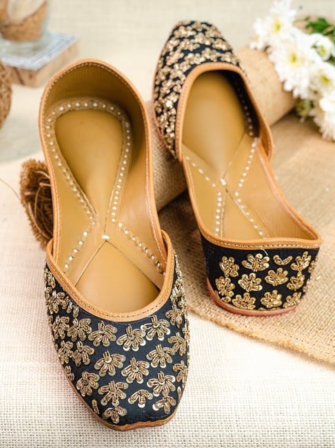 NR by Nidhi Rathi Women's Black Ethnic Juttis-picture-12