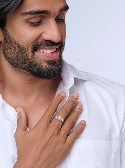 Buy Joyalukkas 18k Gold Enchanting Styled Casual Ring for Men