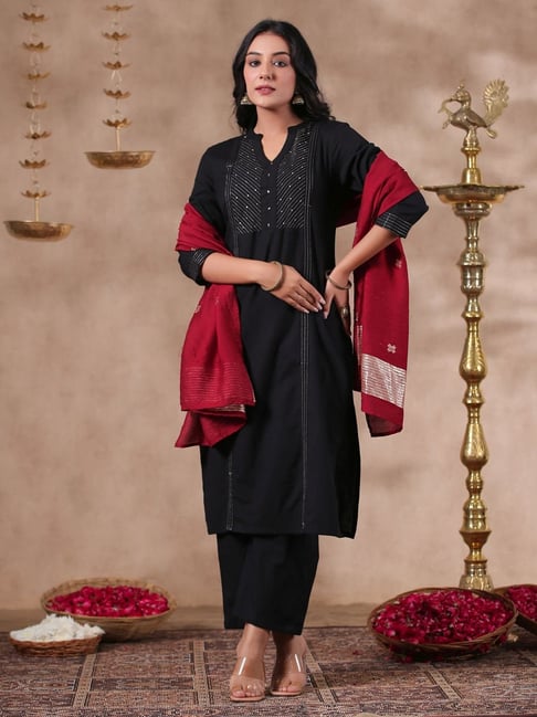 Share more than 55 black kurti with red dupatta best