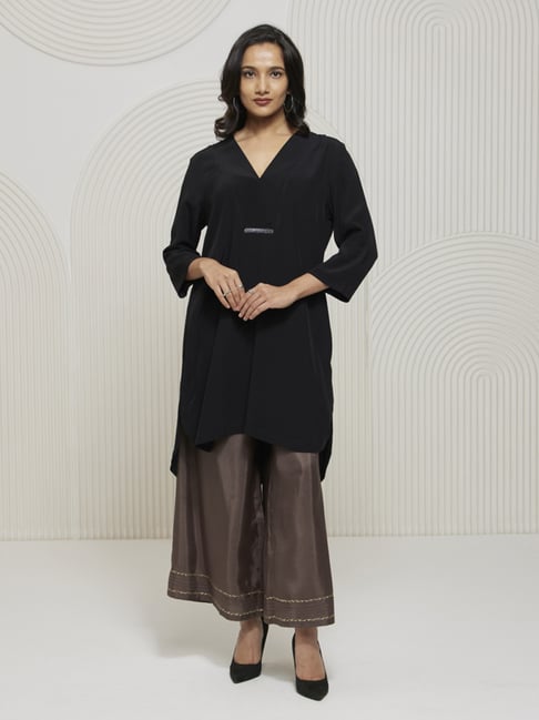 Artagai Jet Set Elevated Basics V-neck Tunic with Embroidery