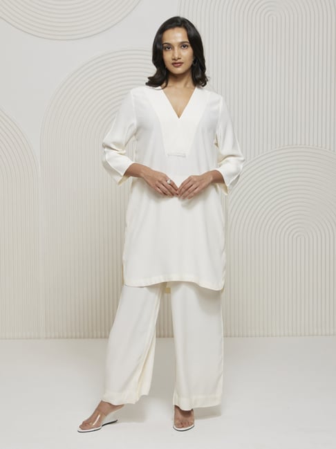 Artagai Snow White Elevated Basics V-neck Tunic with Embroidery