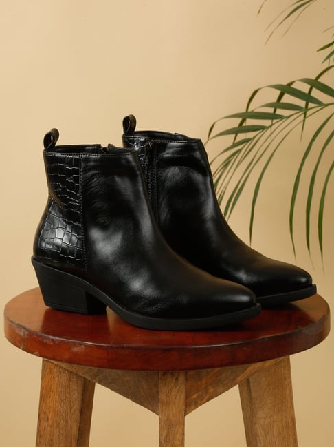 Buy online Black Ankle Boots from footwear for Women by Flat N Heels for  ₹2299 at 48% off | 2024 Limeroad.com