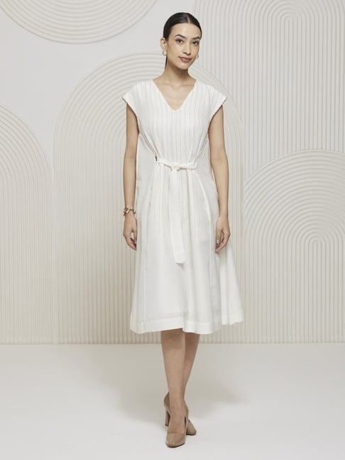 Artagai Off White Kantha Relaxed Fit Dress with Belt and Kantha Embroidery At Front-picture-38