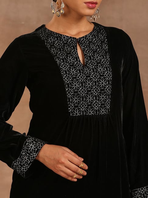 Velvet kurti design | Velvet dress designs, Velvet pakistani dress, Sleeves  designs for dresses