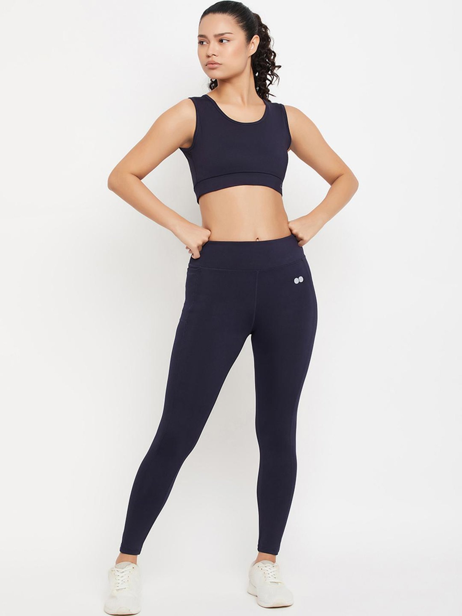 A model teams up black bra with black leggings during the photoshoot.