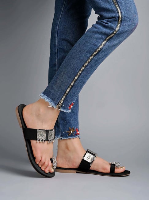 Black toe strap discount sandals