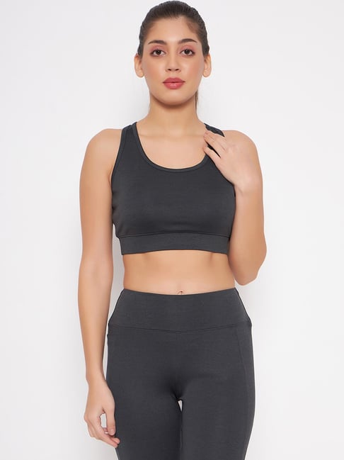 Premium Photo  A woman is wearing a gray sports bra and leggings