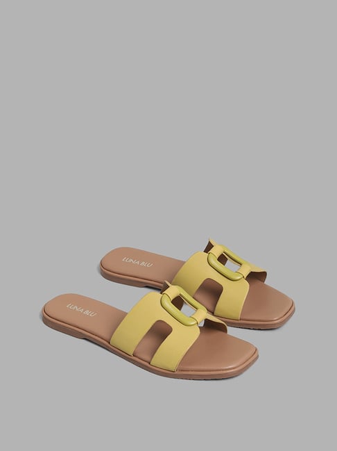 Luna store blu chappals