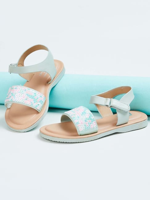 4,700+ Girl Sandal Stock Photos, Pictures & Royalty-Free Images - iStock |  Woman sandal