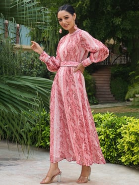 ワンピース Feminine chiffon setup flare Juniper Peach Abstract Printed Chiffon Flared Maxi Dress With Buttons