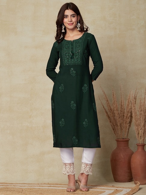 Green Embroidered Cotton Blend Kurti Pant Set With Dupatta
