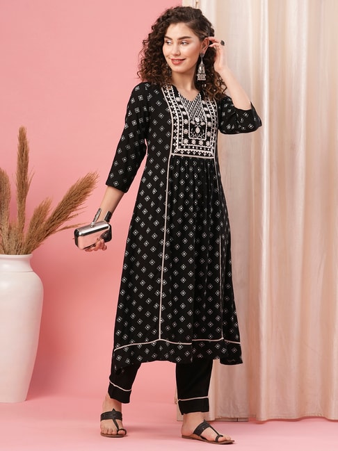Black and white kurta palazzo pant set | Wardrobe style, Indian designer  wear, Pakistan clothes
