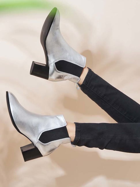 Peach Flores Women's Skylar Silver Chelsea Boots