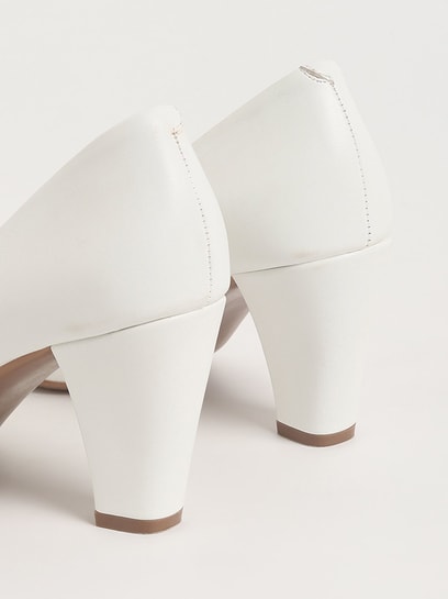 Gavi Closed Toe Slingback Block Heels In White | Pointed toe shoes, Closed  toe, Slingback