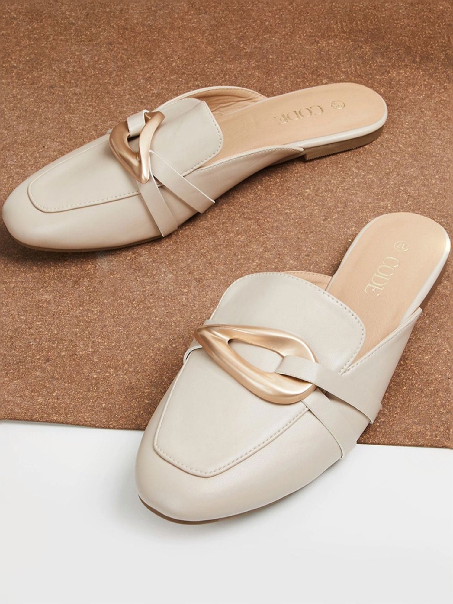 新品　未使用　Bit Square-Toe Mules サイズ37 beige Buy Metro Women's Beige Mule Shoes for Women at Best Price