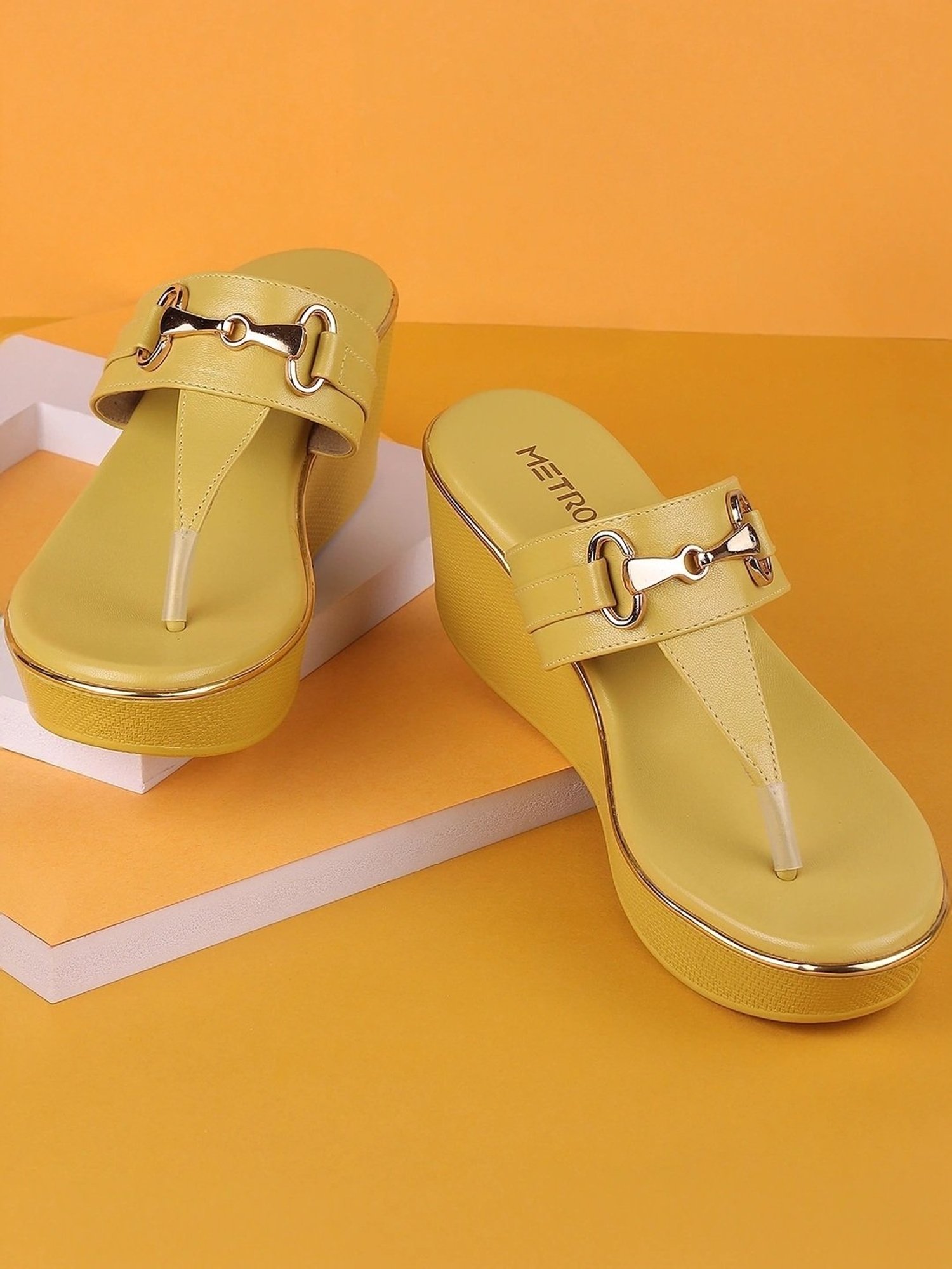 YELLO ECHO LOW WEDGE SANDALS Mサイズ 23.5 YELLO ECHO LOW WEDGE SANDALS Mサイズ 23.5 Amazon.com