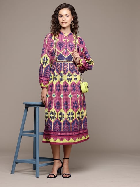 ritu kumar cotton dresses Classic Ritu Kumar motifs adorn the neckline and cuffs on this indigo dress. Shaped like a kaftan, this expanse of chinon flows freely in the breeze. Jewellery by @apalabysumitofficial. #RituKumar #FestiveWinter2025