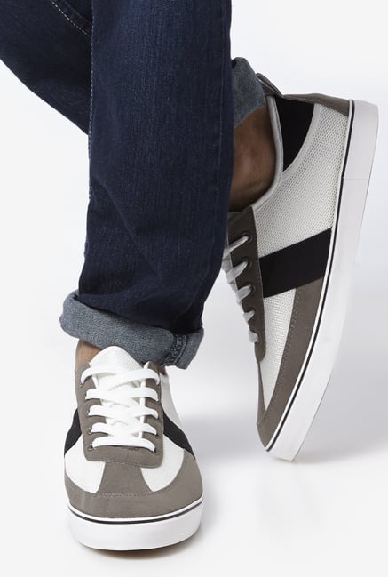 zudio white shoes